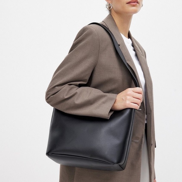 NA-KD Buckle Totebag Black Magnetic Snap closure Zip Pocket inside - Picture 1 of 8